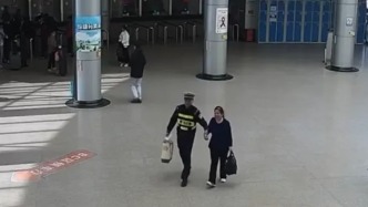 暖心护航！保定交警帮助视力障碍旅客顺利踏上探亲路