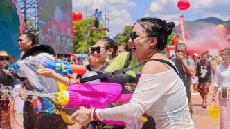 云南雙江迎傣歷新年，游客和當地民眾一起潑水送祝福