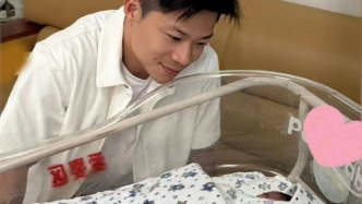 苏炳添发文宣布三胎得女：我的小情人，她来了