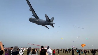 翼展20米、機長15.6米！濰坊百斤重的飛機風箏成功放飛
