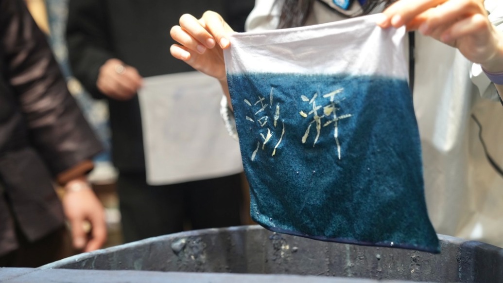 打卡中国|“穿在身上的博物馆”受追捧,侗寨蜡染走向世界