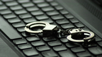 男子拍摄女性视频后在网上配发诱导他人违法犯罪文字，已被警方行拘