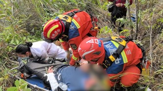 三輪車失控掉下懸崖，陡峭山坡中消防救出2人