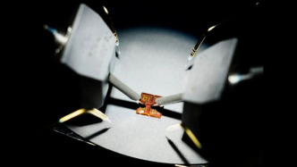 每秒25亿次操作！复旦大学“破晓”刷新半导体电荷存储速度