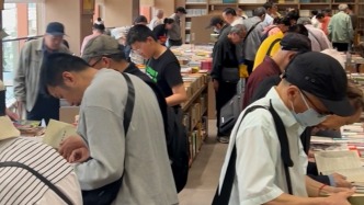 上海古籍書店煥新開幕，老年讀者感嘆：我從小就一直來(lái)