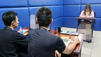 女子伸腿阻止列车关门等待同行人员，被深圳铁路警方行政拘留