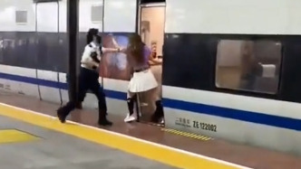 女子为等待同行人伸腿阻止高铁关门，被深圳铁路公安行政拘留