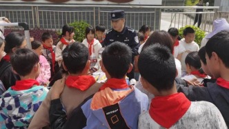 湖北恩施小学生报警助力民警铲除罂粟45株，警方进校举行匿名表扬仪式