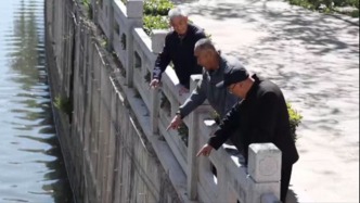 八旬老太不慎坠河，七旬老汉仗义出手