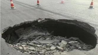 路面突陷大坑致车毁人亡，家属称不知谁来管，长治当地回应