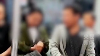 男子坐地鐵嫌鄰座衣服臟辱罵對方，女乘客挺身而出制止：我愿意跟他挨著