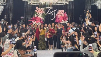 分離19年后：陳楊梅首度露面，父親親手喂棉花糖給女兒吃