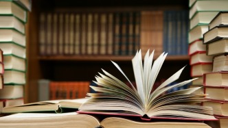 當(dāng)代讀書人的暗號(hào)：不是拆快遞，是拆出版社樣書！｜世界讀書日特輯