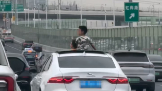 高架上2名兒童從轎車天窗探出身來，駕駛員被記3分罰200元