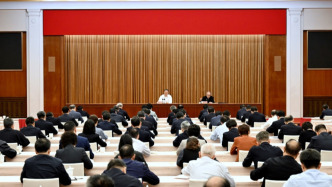 根據學習教育安排，上海市委中心組專題學習總書記力戒形式主義官僚主義重要論述
