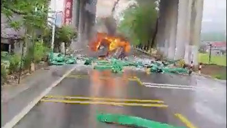 貨車起火從大廣高速掉下高架橋？湖北高速熱線：事故已處理