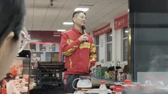 “今天見到各位兄弟特別開心”，劉強東送完外賣再請騎手吃火鍋