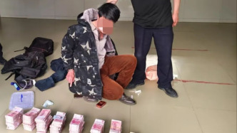 云南巧家警方抓獲一名網逃人員：帶70余萬現金“隱居”山洞，晝伏夜出