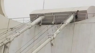 廣州一男子早高峰爬上獵德大橋頂部疑似要跳橋，路段一度擁堵