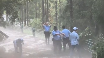 毕节百里杜鹃景区突降冰雹，民警冻得发抖仍护游客撤离
