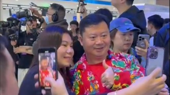 “鹵鵝哥”身穿花襖現(xiàn)身上海車展，此前因投喂“甲亢哥”走紅