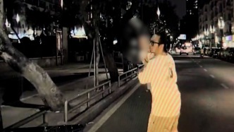 幼童獨自沖上馬路，路過司機停車帶他找家長