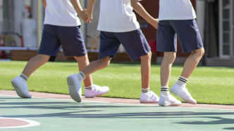 河南濮陽南樂縣官方回應(yīng)“幼兒園強制訂園服”：已責(zé)令整改