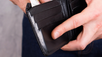 海南陵水一酒店保洁员调包住客港币，被判刑一年六个月