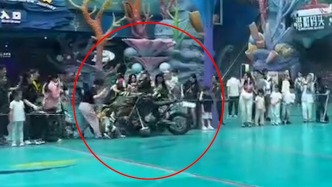 珠海长隆飞船乐园摩托车表演撞倒游客，客服：相关部门正处理