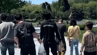 王楚钦陪父母逛北京动物园，和队友一起状态轻松