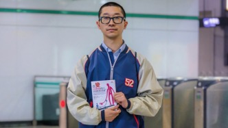 上海地鐵讀書人｜超市營業員朱先生：自學十年心理咨詢