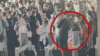 旅客在檢票口突發疾病倒地，鐵路民警及時救助