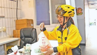 央媒關注腦癱女騎手：7年跑出7.3萬多份單，努力撐起生活