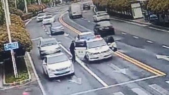 男童生病昏迷，母親在街頭攔下警車求助