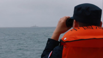 東部戰區就美艦過航臺灣海峽發表談話，現場跟監視頻公布