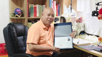 長沙56歲保潔大叔堅(jiān)持學(xué)習(xí)獲大專文憑：還想考大學(xué)讀本科