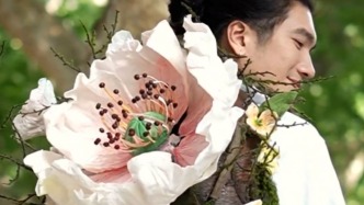 延長(zhǎng)春天！小伙自制創(chuàng)意裝置背上“開(kāi)”出花朵