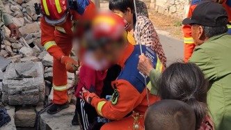 孩子不慎掉井，父亲随即跳入井中托举等待救援