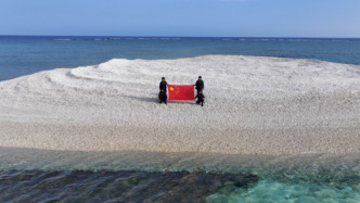 中國(guó)海警登臨鐵線礁開(kāi)展維權(quán)行動(dòng)并展示五星紅旗