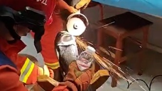 患者被鋼板砸傷鞋頭“咬”住腳部，醫(yī)院求助消防