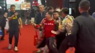 鹵鵝哥就車展投喂周鴻祎道歉，周鴻祎：是誤會，不會吃陌生人遞來的無包裝食物