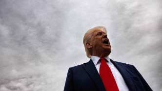 与全世界为敌！特朗普上任百日风暴，四场“乱战”有多离谱？