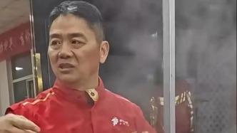 劉強東送外賣、給騎手敬酒，背后有何深意？公關：杯口刻意放低，高明！