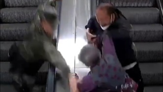 千鈞一發！老人地鐵乘梯摔倒，武警“飛身跨欄”化險為夷
