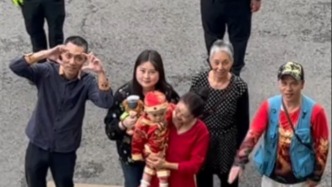 一年前警察护送孕妇平安生产，萌娃周岁全家送锦旗感谢