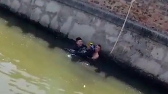 江蘇射陽：女子被撞落水，兩快遞小哥下河救人獲獎勵