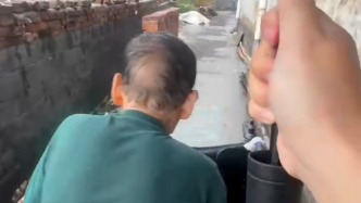 輪椅老奶奶被困雨中孤立無援，熱心小伙冒雨護(hù)送她回家