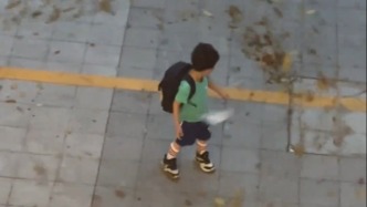 童年的奇思妙想，風卷落葉環繞男孩身邊，此刻他是世界的主角