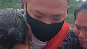 梅姨案被拐儿童钟彬回家，与家人激动相拥