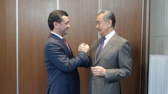 王毅会见乌兹别克斯坦外长赛义多夫